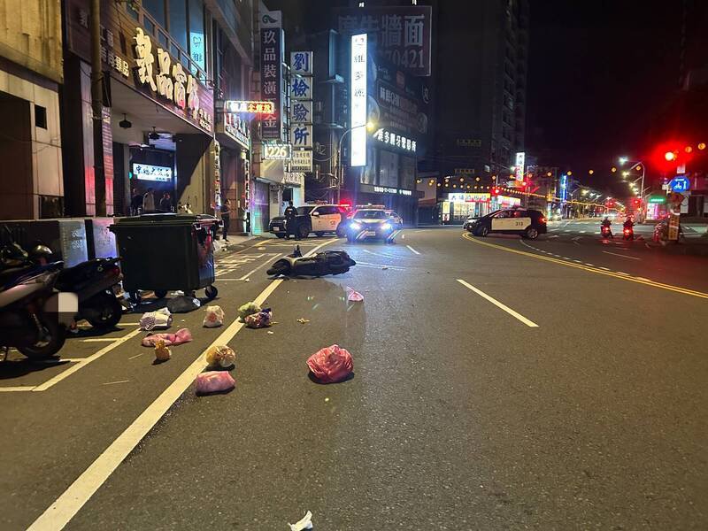 桃园中坜古姓骑士深夜自撞，狂扫路旁骑楼5机车、垃圾子车也遭殃。（警方提供）