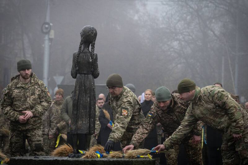 西方国家领袖在20国集团（G20）峰会针对此事协商，并发表多国联合声明，强调和平计划内容仍需进一步研议。图为乌克兰士兵于22日向「大饥荒」遇难者纪念碑致敬。（美联社）