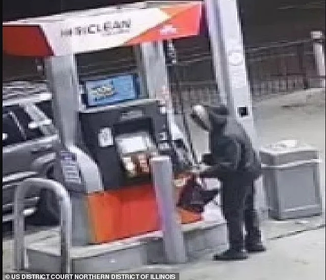 72次前科恶犯当众纵火烧人 出庭狂喊"我是中国公民！"