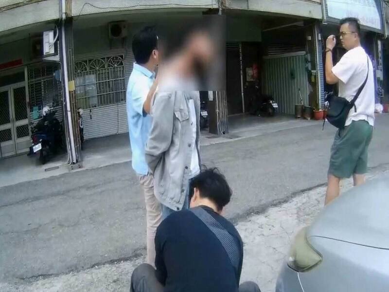 彰化警方逮捕诈团外籍车手。（图由警方提供）