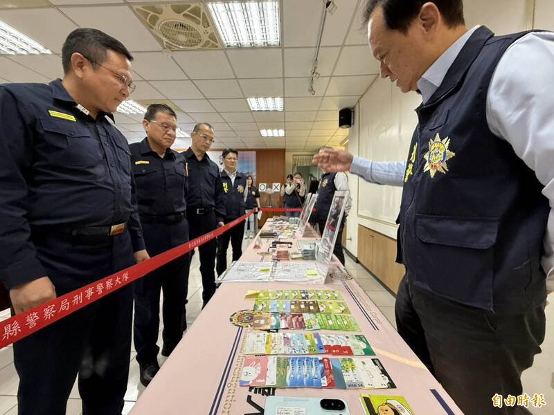 彰化县警局长陈明君（左）检视破获诈团成果。（记者汤世名摄）