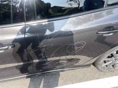 高雄冈山出现刮车怪客 警锁定可疑醉男追缉