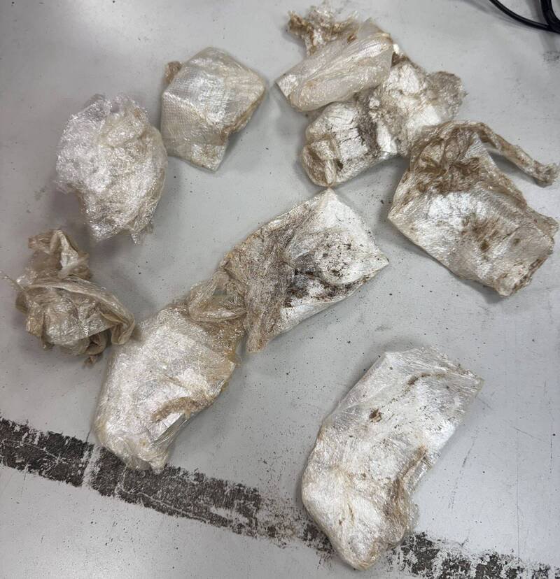 警方前往公园，起获埋藏在公园土里的11小包毒邮票。（记者陈建志翻摄）