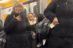 让位也要谈判? 纽约地铁老妇「掏钱求座位」画面震惊全网