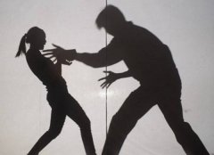 对工地3名女助理性骚扰 色监工被判刑、赔款