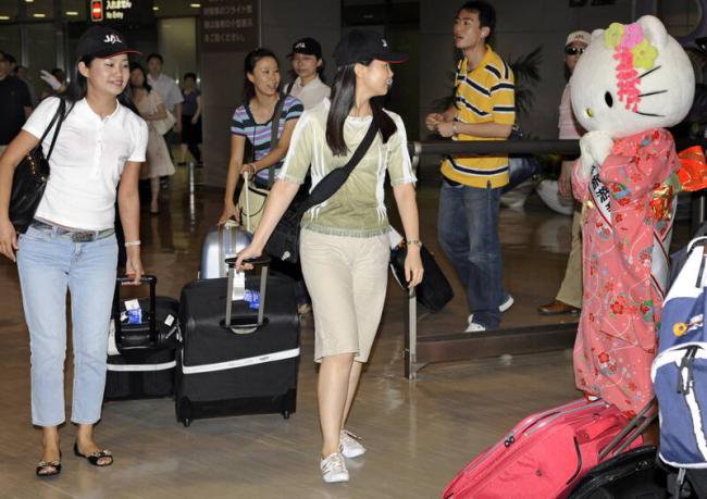 好似大战开打节奏 日本机场挤满返国中国人