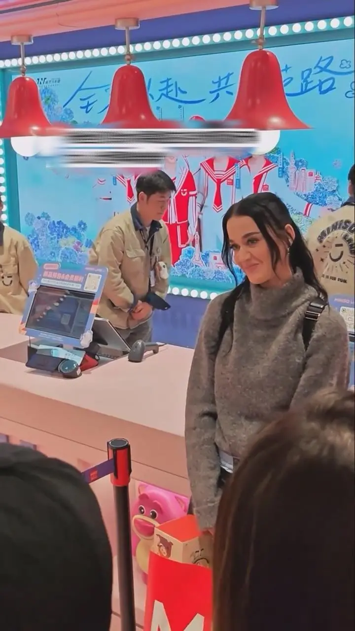 “水果姐”现身上海南京东路一杂货店 引歌迷合唱