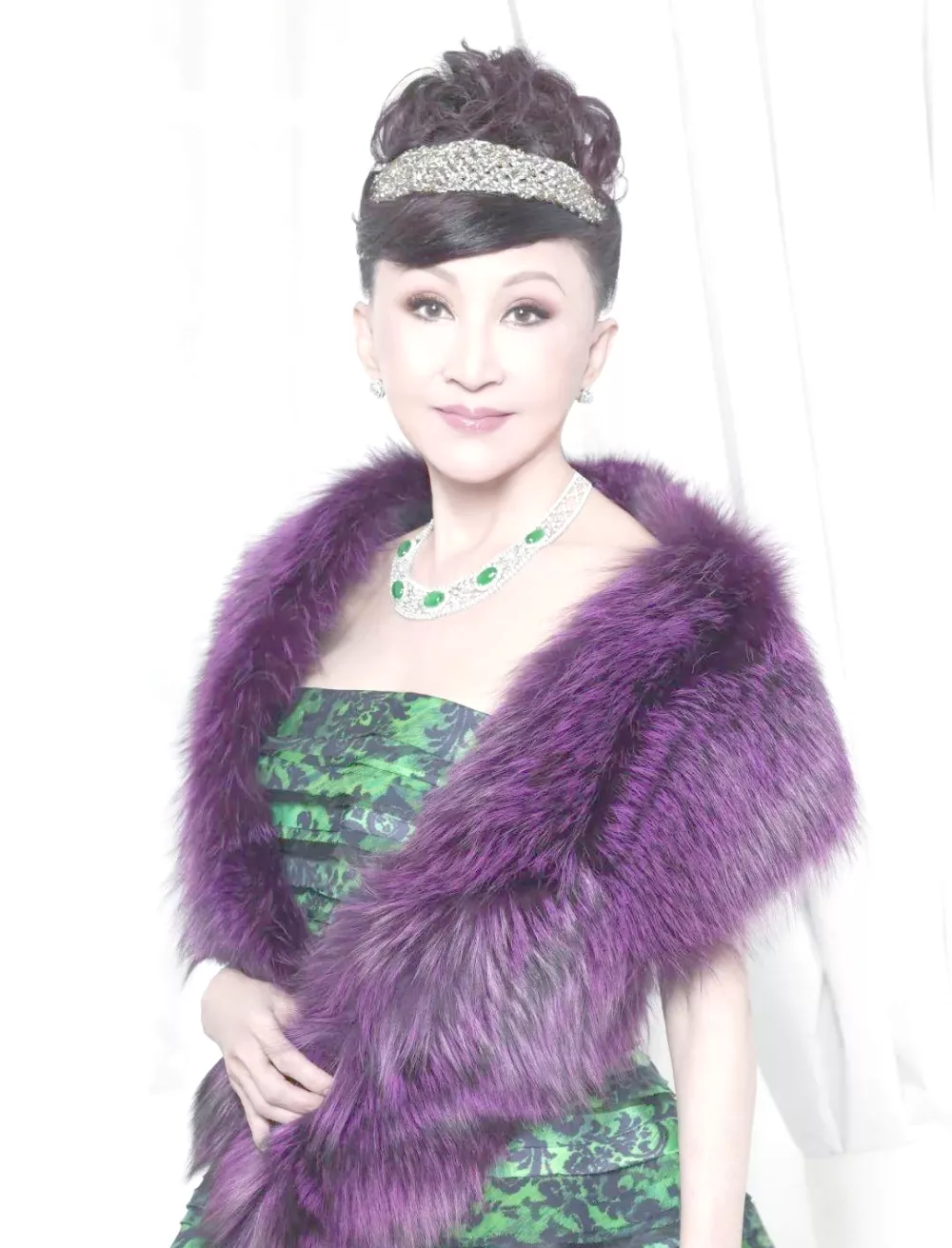 79岁郑明明大肆庆生,丈夫罕露脸面无表情