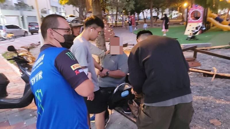 被害人网购瘦身遭假比赛诈骗，银行行员提醒报警，警方埋伏面交现场，逮捕黄姓车手，依诈欺与洗钱防制法送办
。（民众提供）