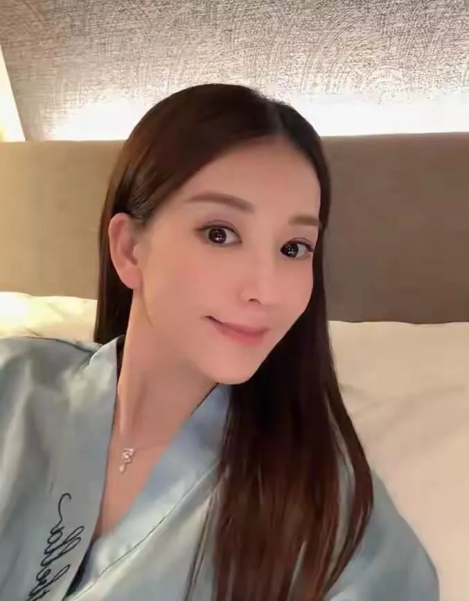 方媛晒三胎满月同框照,40岁生三胎仍似少女