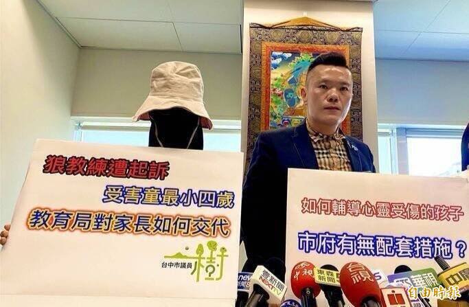 台中市议员江和树去年陪同被害学童妈妈踼爆此案。（资料照）
