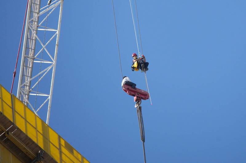 1名15岁男孩不明原因出现在300公尺高的起重机吊钩上，他在毫无防护设施下在36层楼的高空中待近9小时。（美联社）