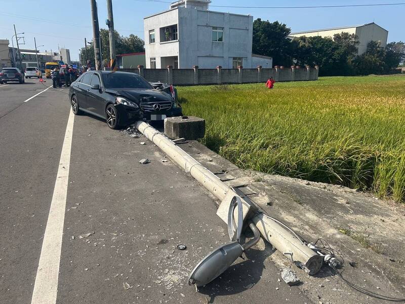 路边电杆也被宾士车撞断。（竹北警分局提供）