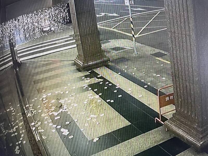 大同区某饭店被撒冥纸。（记者王冠仁翻摄）