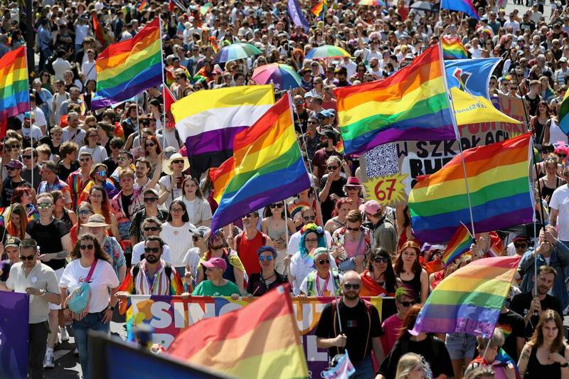 欧盟最高法院谴责波兰拒绝承认2名波兰公民在德国缔结的婚姻。图为在波兰举行的LGBT+骄傲游行。（路透）