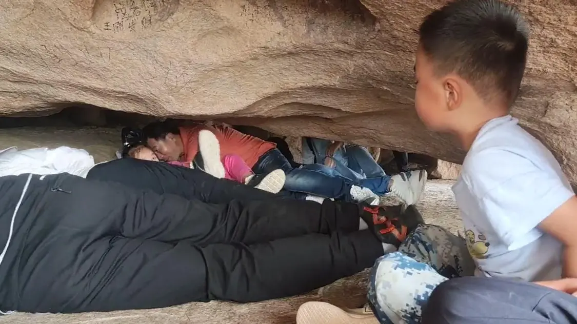 青岛一景区游客“连滚带爬”式游玩爆火，景区回应