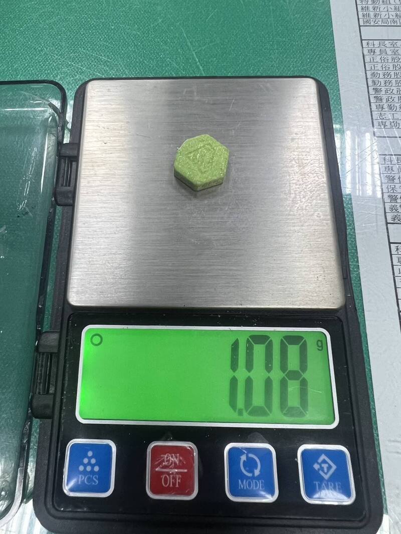 员警在郑女手提袋内发现1粒新兴毒品哈蜜瓜锭。（民众提供）