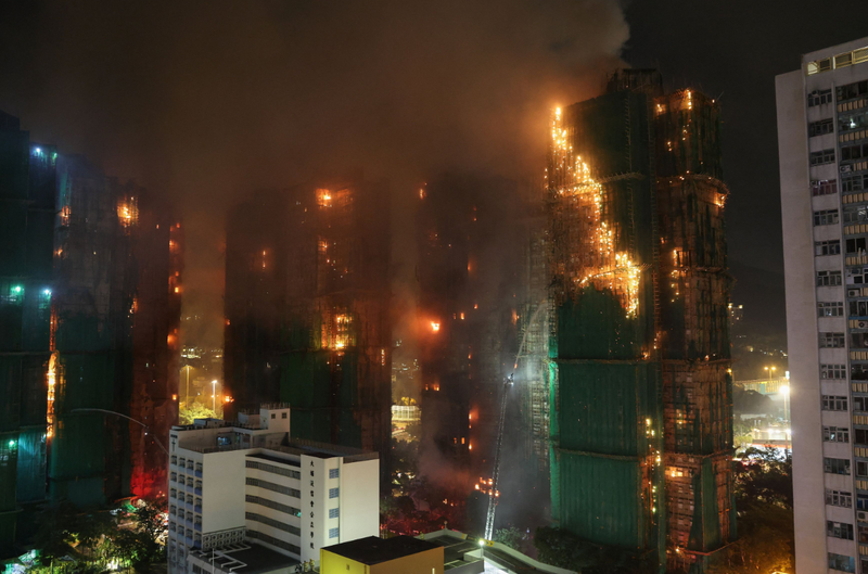 香港大埔宏福苑恶火延烧7栋楼，已升为「五级大火」。（路透）