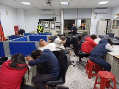 刚领普发1万、车祸断手都冲来赌 淡水无照茶室赌场被抄了