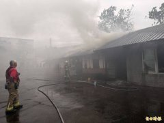 烧柴洗澡引火噬 台东70年土埆厝付之一炬