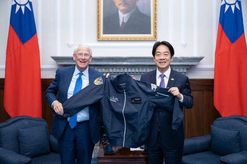 美国联邦参议院军事委员会主席韦克尔（左）8月率团访台，在总统府晋见赖清德总统（右）。（总统府提供）