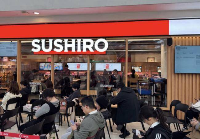 对于中国寿司郎每天出现大排长龙的盛况，不少响应政府抵制日本政策的中国网友，纷纷痛骂这些同胞是背弃祖国的「媚日汉奸」。（图撷取自中国微博）