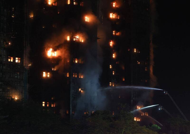 部分大楼火势到今晨仍未受到控制，消防单位预估要到今日中午至黄昏才能救援至部分大厦的天台位置，目前仍持续在大楼内找到生还者。（彭博）