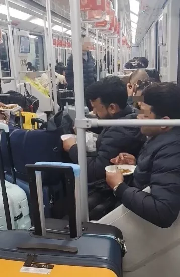 满车厢咖喱味!网友拍下多名外籍人士在车厢内吃馅饼
