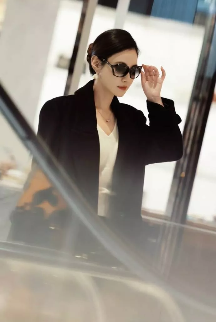 杨雪女儿为妈妈拍站姐图,颜值重现“江玉燕”