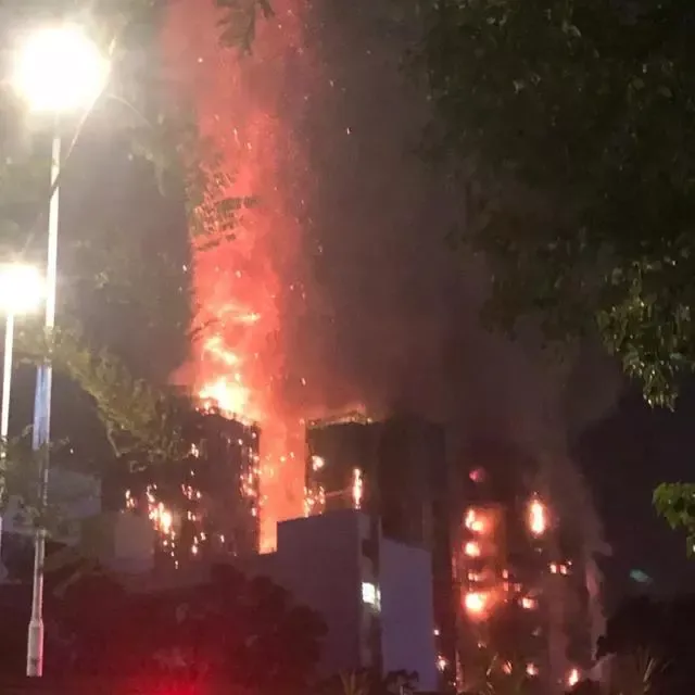 香港火灾小区居民:烧到高层还未发现 看不到邻栋