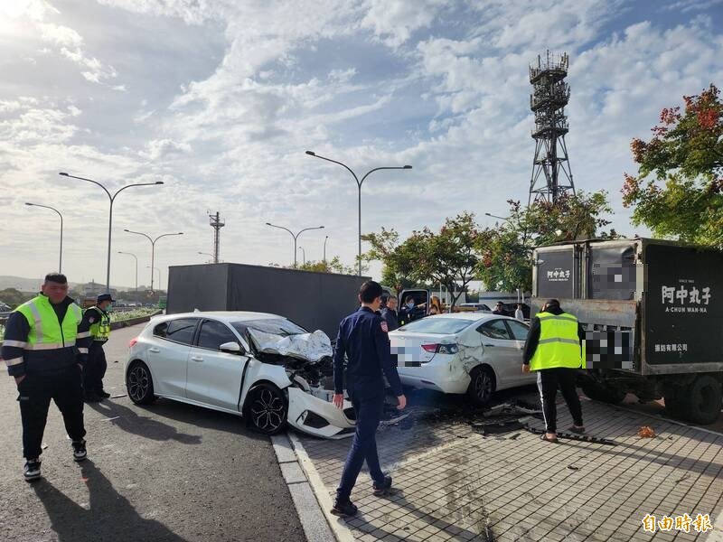 陈姓男子驾车冲入杨梅休息站停车场波及多辆车。（记者周敏鸿摄）