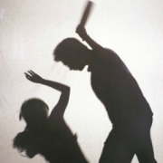 不甩保护令 家暴男至妻家泼汽油 检以家暴罪嫌起诉