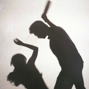 徐姓男子在保护令有效期间，找妻子理论发生口角，竟大肆泼洒汽油，检方侦结，全案以违反家庭暴力防治法等案件提起公诉。（示意图）