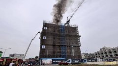 台南新营住宅大楼工地火警 1工人受困电梯获救