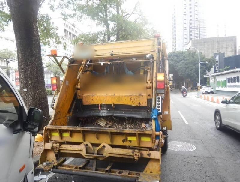 遭追撞的垃圾车。（民众提供）