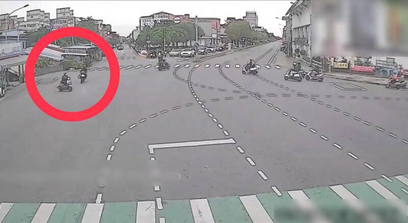 骆女自待转区绿灯前行，却被闯红灯的王男在路口高速拦腰撞上。（民众提供）