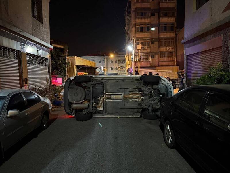 19岁男无照开车上路，车祸翻车成「立筊」，还波及路旁汽、机车。（民众提供）