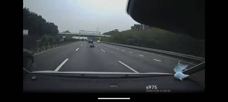 一名身分不详的男子从行驶在高速公路上的自小客车上摔落，警获报急追身分。（民众提供）