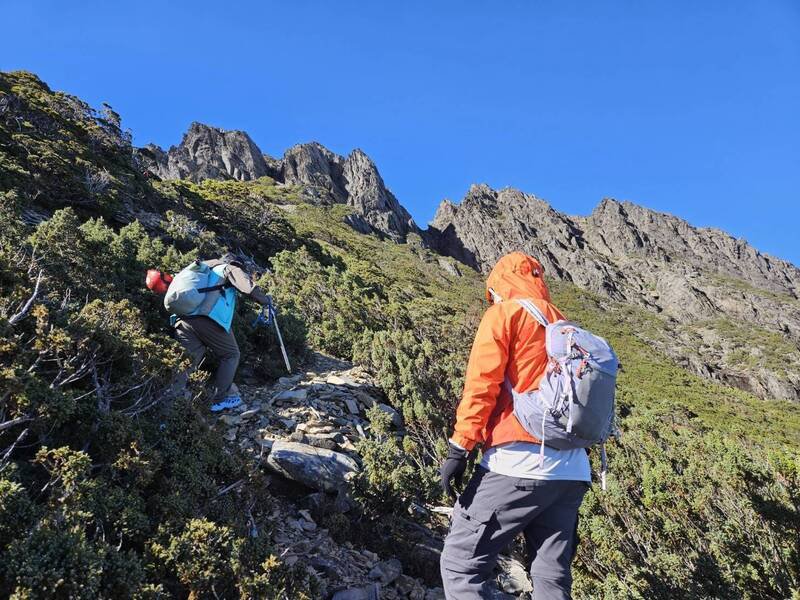 玉山后四峰传出郭姓退休校长失联消息，高市消防局派出2梯次人员入山搜救中。（民众提供）