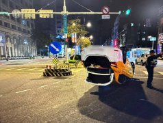 北市小黄运将疑转弯没注意 自撞行人庇护岛180度大翻车