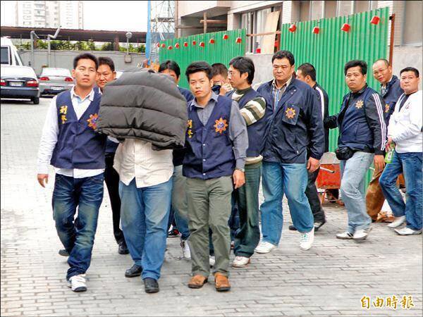 竹联帮和堂前堂主、绰号「豆浆」的林秉丰（左二）。（资料照，记者黄敦砚摄）