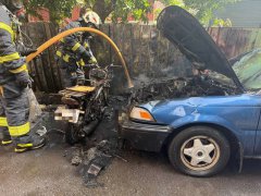 新北老旧轿车突起火自燃 火势延烧路边6机车也遭殃