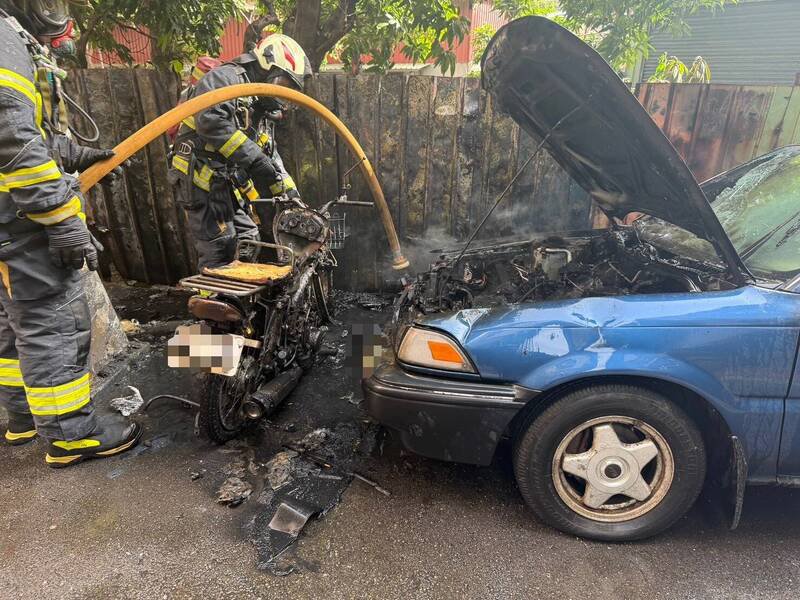 汽车自燃延烧到停在一旁的机车。（记者徐圣伦翻摄）