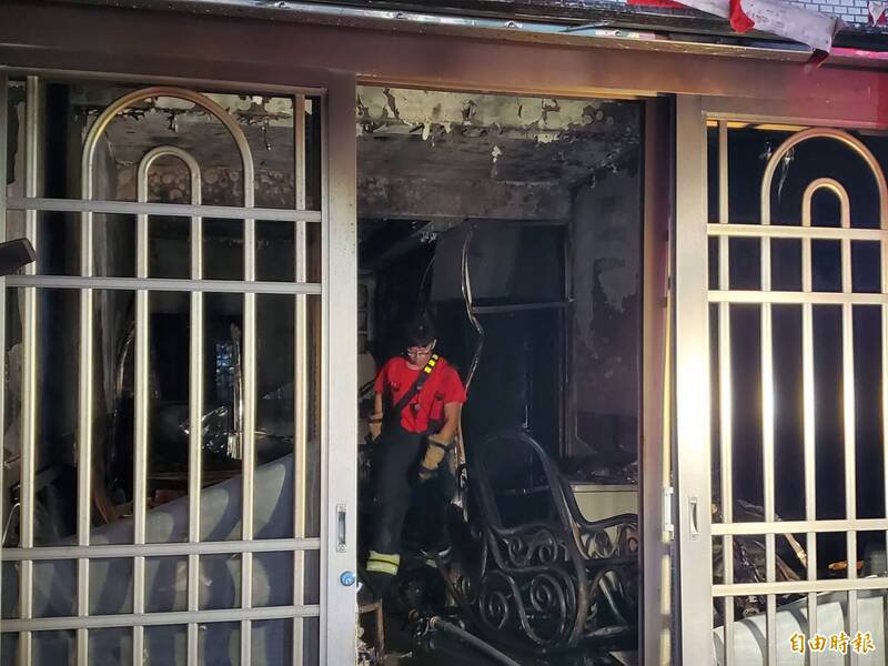 凤山区一栋2楼透天厝今天上午发生火警，消防人员据报到场扑灭火势。（记者陈文婵摄）
