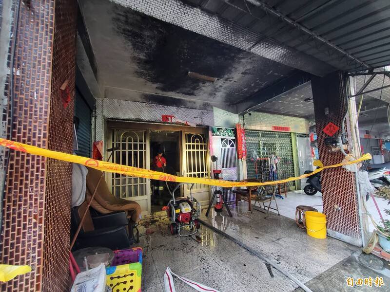 凤山区一栋2楼透天厝今天上午发生火警，消防人员据报到场扑灭火势。（记者陈文婵摄）