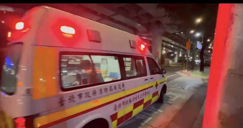 救护车将女子送往台大医院救治。（记者刘庆侯翻摄）