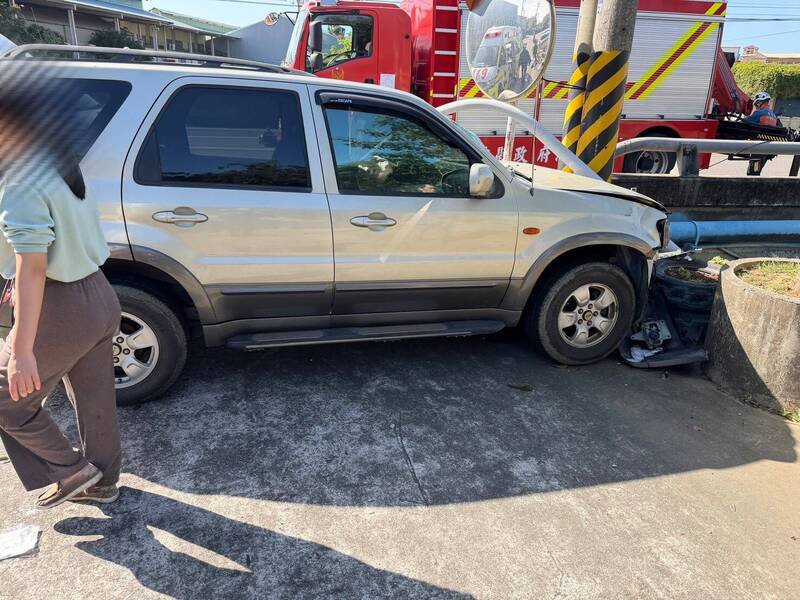 夫妻到苗栗头份旅游，停车购物途中突遭一部休旅车撞落4公尺深大排水沟。（民众提供）