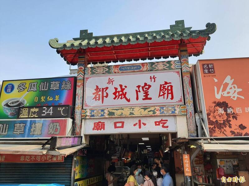新竹市城隍庙小吃店惊传砍人事件，17岁工读生遭砍，伤势严重，且脏器外露，已送医抢救。（记者洪美秀摄）