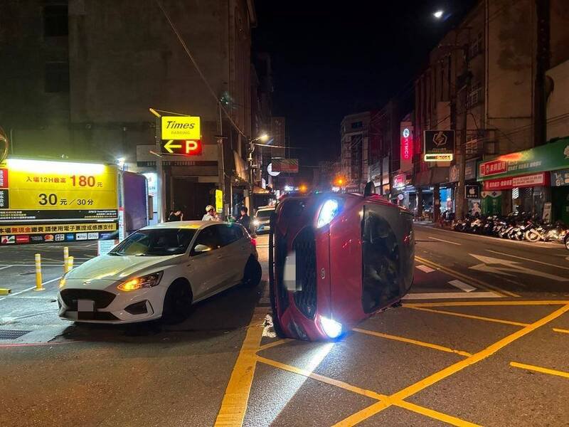 桃园深夜两福特轿车追撞，红车大马路侧翻，驾驶毫发未伤。（警方提供）