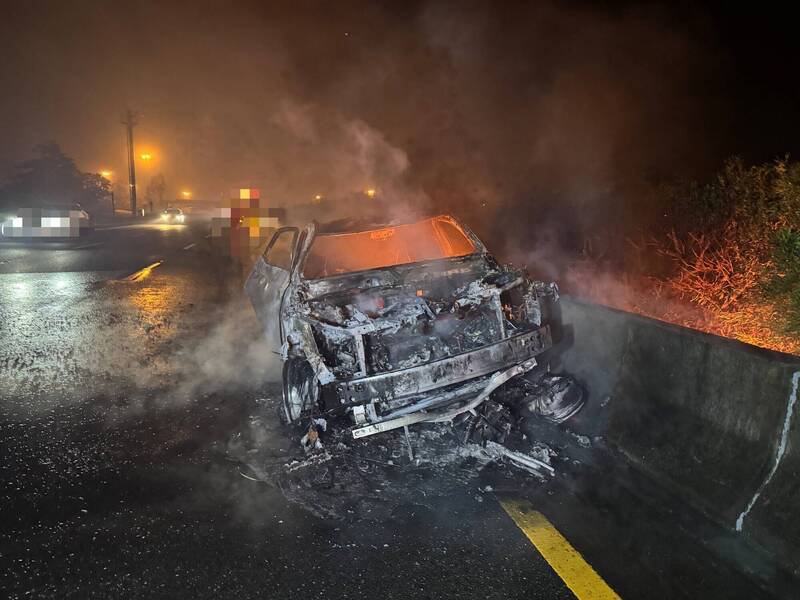 国道1号嘉义水上段今天凌晨发生死亡车祸，75岁王姓老翁骑机车与林姓男子驾驶的轿车发生撞击，老翁机车卡在轿车下方，起火烧毁。（警方提供）